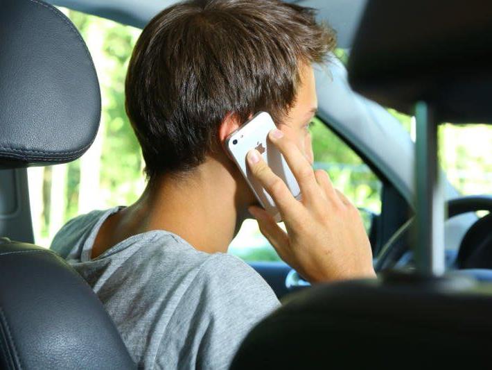 Telefonierende Autofahrer reagieren so schlecht wie Alkolenker mit 0,8 Promille