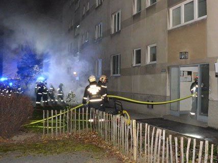 Mit 70 Einsatzkräften war die Feuerwehr vor Ort. Mit 70 Einsatzkräften war die Feuerwehr vor Ort.