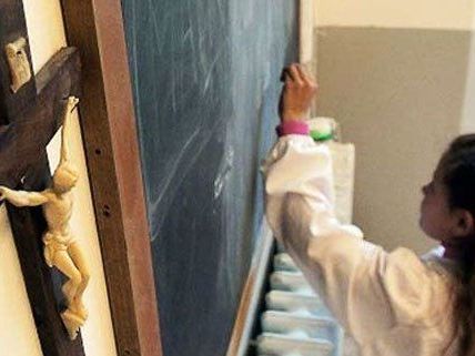 Kreuze in Wiener Schulen - ein Thema mit Zündstoff. Kreuze in Wiener Schulen - ein Thema mit Zündstoff.