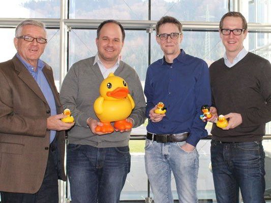 Bild: Franz Abbrederis (Obmann Netz für Kinder), Russmedia Digital Geschäftsführer Gerold Riedmann und Georg Burtscher, Martin Dechant, Netz für Kinder. Bild: Franz Abbrederis (Obmann Netz für Kinder), Russmedia Digital Geschäftsführer Gerold Riedmann und Georg Burtscher, Martin Dechant, Netz für Kinder.