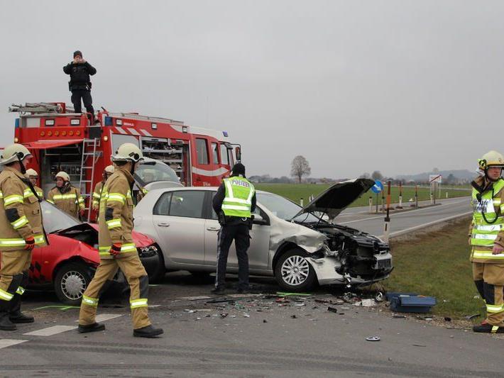 Beide Fahrzeuge wurden bei dem Crash stark beschädigt.