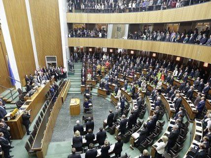 Die Mehrheit der Abgeordneten geht einer Nebentätigkeit nach. Die Mehrheit der Abgeordneten geht einer Nebentätigkeit nach.