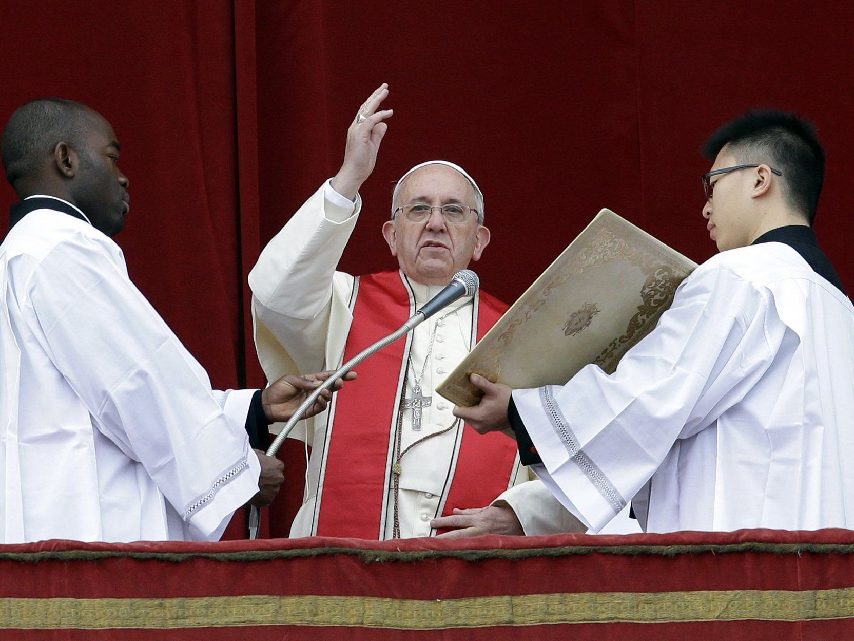 Papst ruft in Weihnachtsbotschaft zu Frieden in Syrien und Afrika auf Papst ruft in Weihnachtsbotschaft zu Frieden in Syrien und Afrika auf