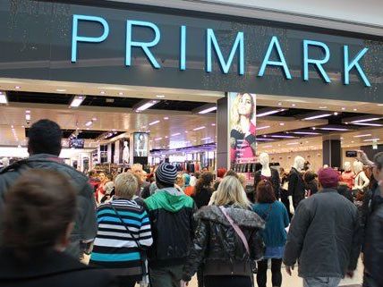 Ungeduldig warteten die Kunden auf den Einlass bei Primark am Mittwoch.