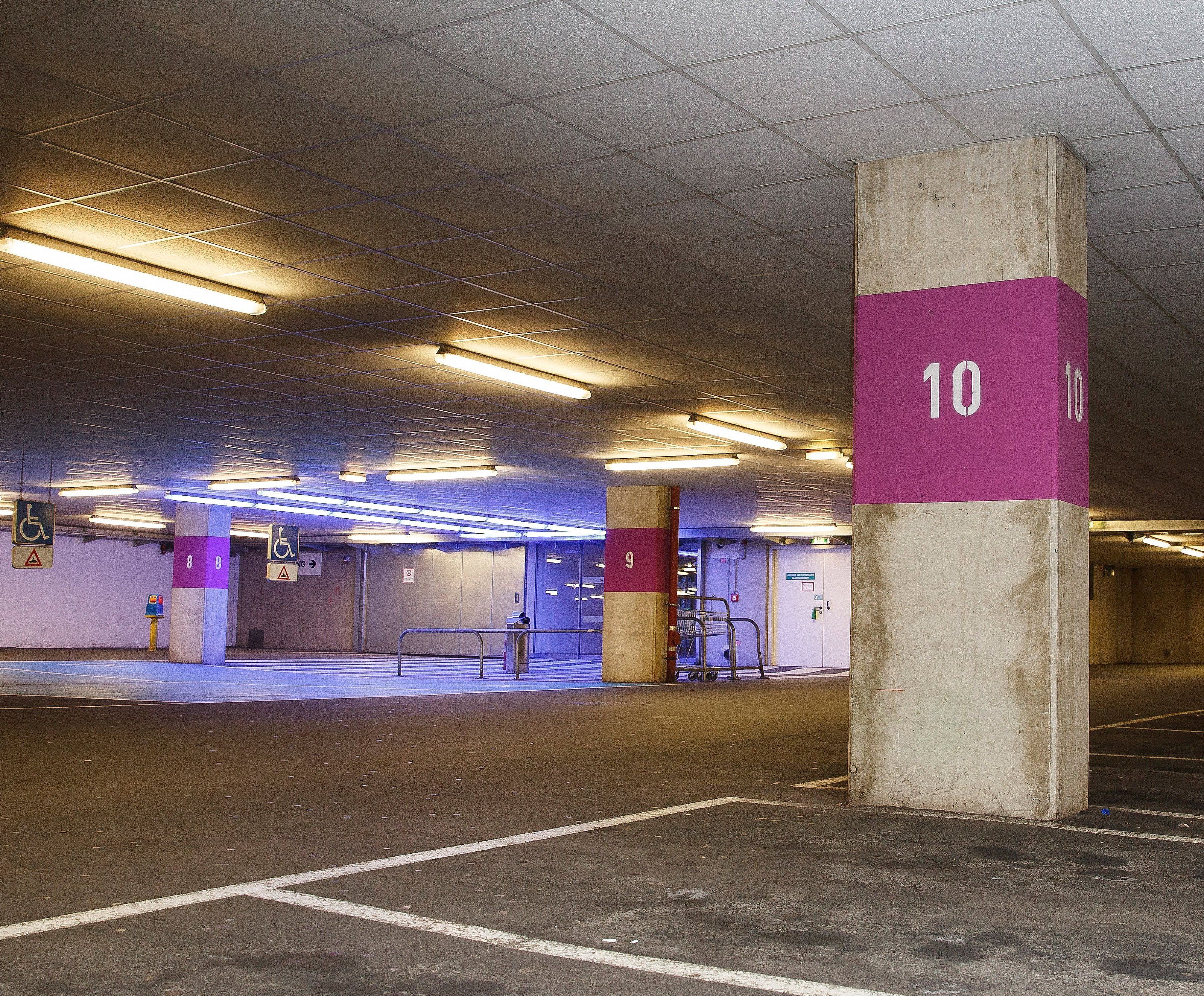 Mordversuch an Ehefrau in Garage in Einkaufszentrum. Mordversuch an Ehefrau in Garage in Einkaufszentrum.