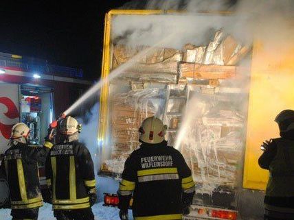 Der brennende Lkw hatte Spielzeug geladen. Der brennende Lkw hatte Spielzeug geladen.