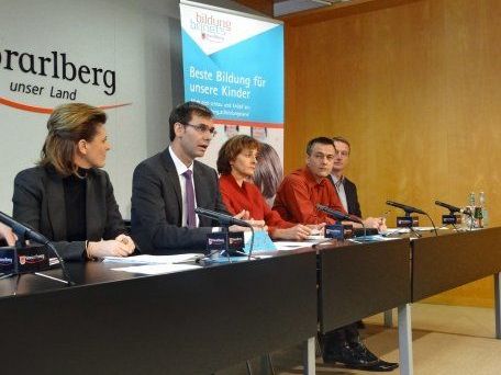 V.l.: Simone Kots, Direktorin der Volksschule Ludesch, LH Wallner, LR Mennel und die Direktoren der Volksschulen Frastanz-Hofen und Hohenems Markt, Herbert Zottele und Christof Jagg. V.l.: Simone Kots, Direktorin der Volksschule Ludesch, LH Wallner, LR Mennel und die Direktoren der Volksschulen Frastanz-Hofen und Hohenems Markt, Herbert Zottele und Christof Jagg.