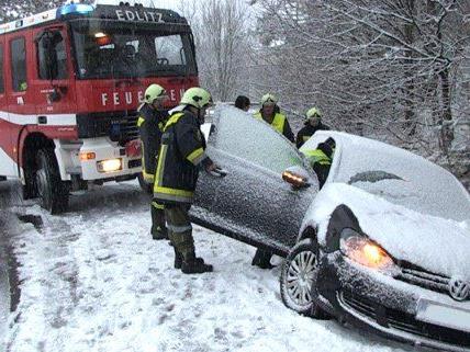 Mehrere Unfälle riefen die Feuerwehren auf den Plan.