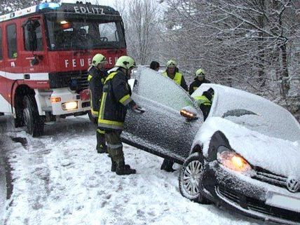 Mehrere Unfälle riefen die Feuerwehren auf den Plan. Mehrere Unfälle riefen die Feuerwehren auf den Plan.