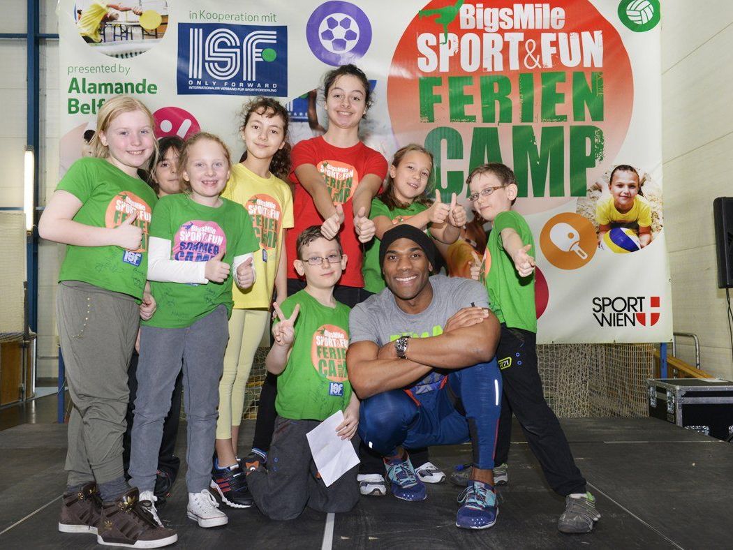 BigsMile Camp: Initiator Alamande Belfor und die Kinder des Camps. BigsMile Camp: Initiator Alamande Belfor und die Kinder des Camps.