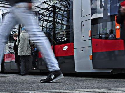 Frau stürzte seitlich gegen Wiener Straßenbahn - schwer verletzt