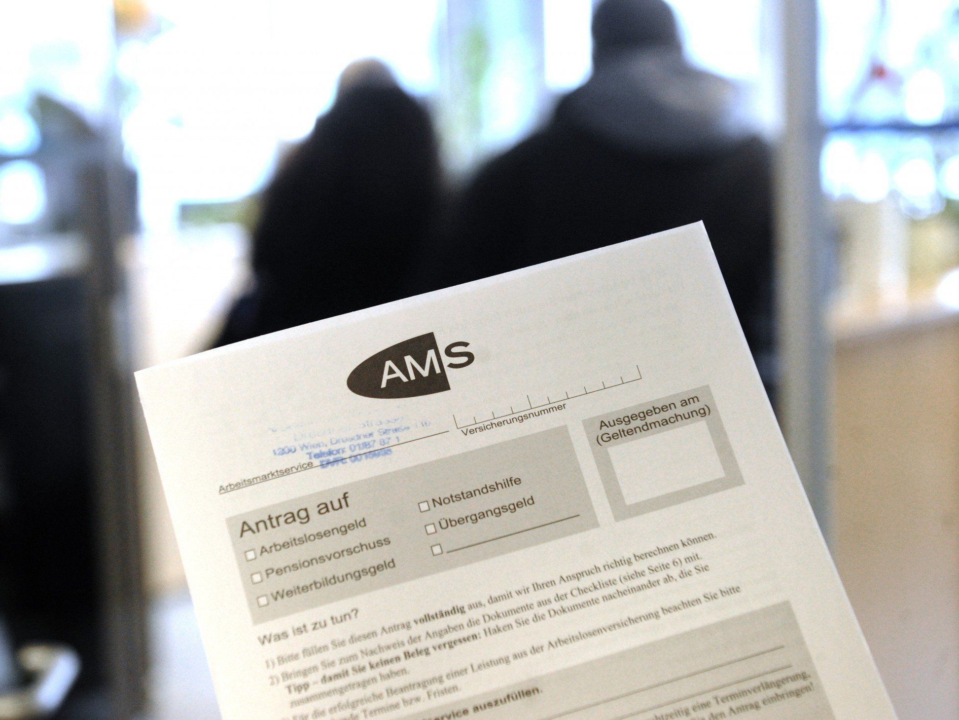 AMS: Schulungen wichtig, um "wieder Fuß zu fassen", vor allem bei Arbeitslosen mit nur Pflichtschulabschluss. AMS: Schulungen wichtig, um "wieder Fuß zu fassen", vor allem bei Arbeitslosen mit nur Pflichtschulabschluss.
