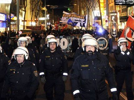 Die Wiener Polizei rüstet sich für die geplanten Demonstrationen gegen den Akademikerball.