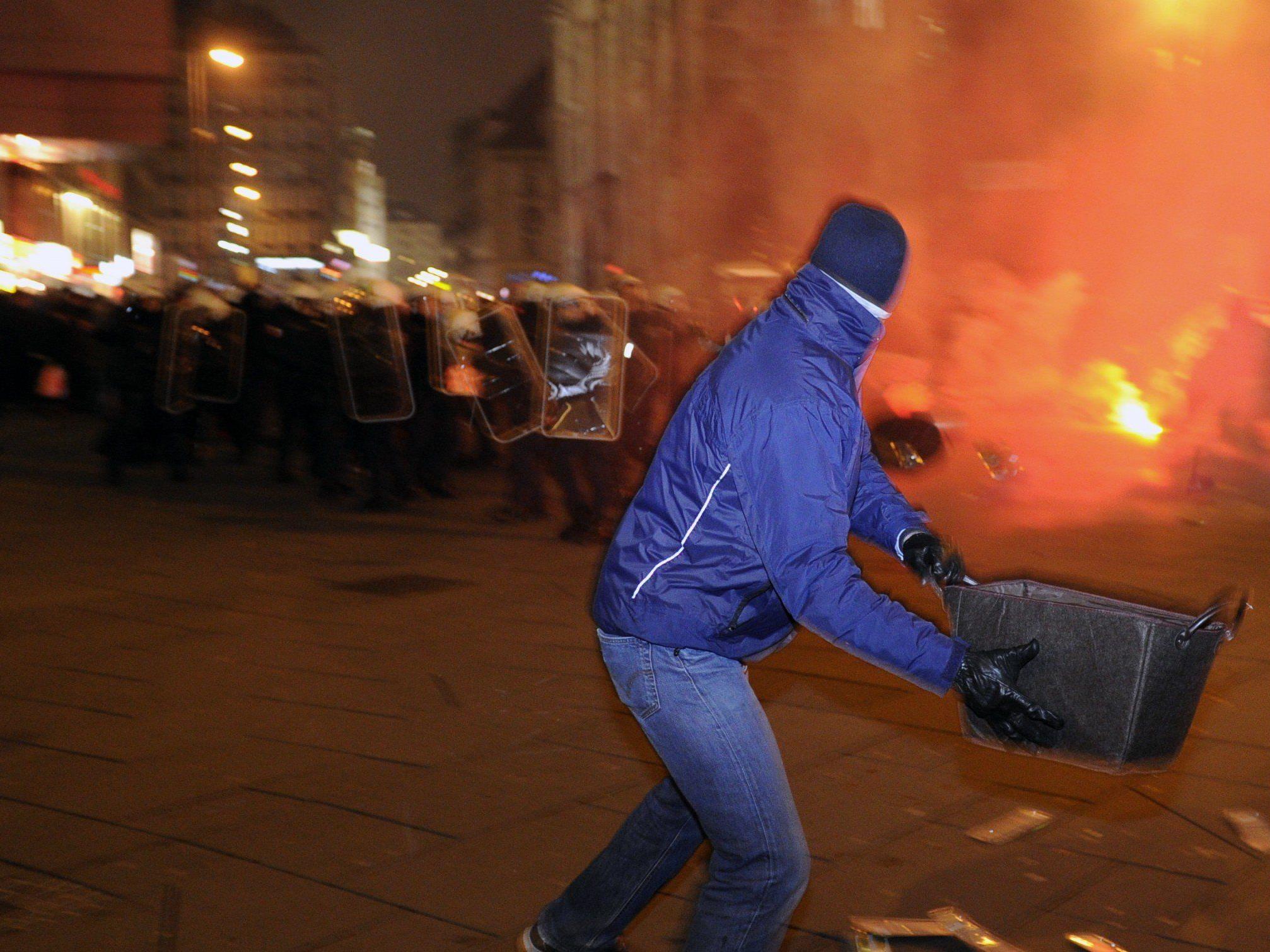 Demo gegen Akademikerball 2014: In der Innenstadt kam es am frühen Freitagabend zu Ausschreitungen.