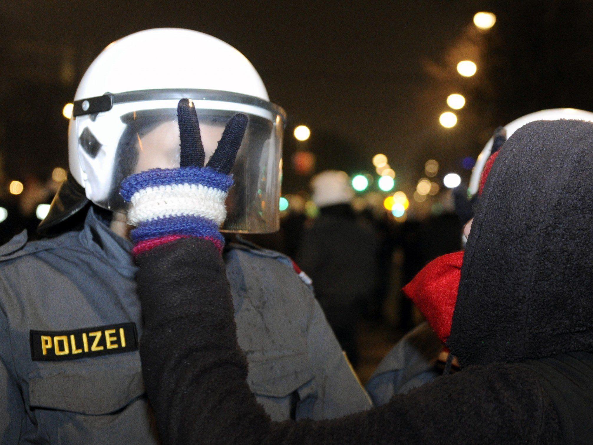 Akademikerball: 80 bis 100 Demonstranten vor Justizanstalt Josefstadt