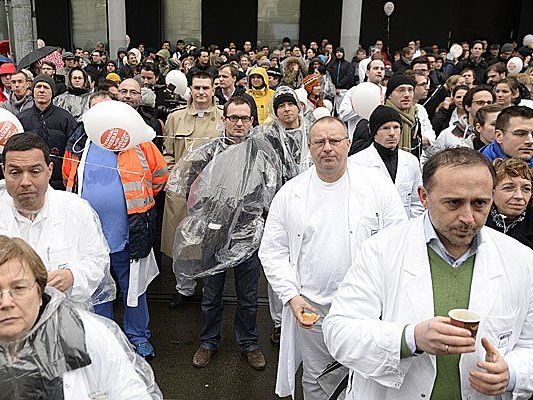 Teilnehmer an der Betriebsversammlung der AKH-Ärzte vor der MedUni Wien Teilnehmer an der Betriebsversammlung der AKH-Ärzte vor der MedUni Wien