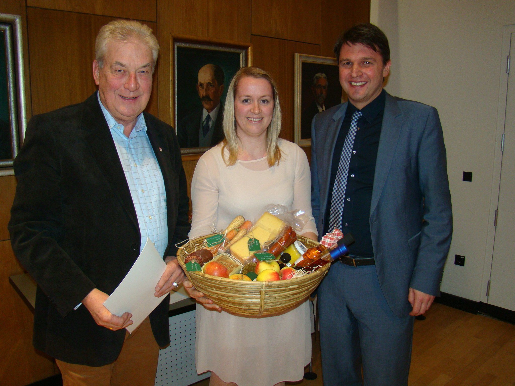 Christine Vetter und Kurt Fischer überreichten einen der Preise an Alt-Gemeinderat Otmar Holzer. Christine Vetter und Kurt Fischer überreichten einen der Preise an Alt-Gemeinderat Otmar Holzer.
