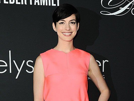 Anne Hathaway geriet beim Schwimmen im Meer auf Hawaii in eine gefährliche Strömung. Anne Hathaway geriet beim Schwimmen im Meer auf Hawaii in eine gefährliche Strömung.