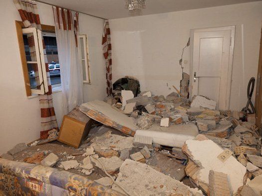 Die völlig zerstörte Wohnung des Bludenzers. Die völlig zerstörte Wohnung des Bludenzers.