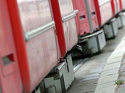 Ein Straßenbahnfahrer wurde auf offener Straße niedergestochen.