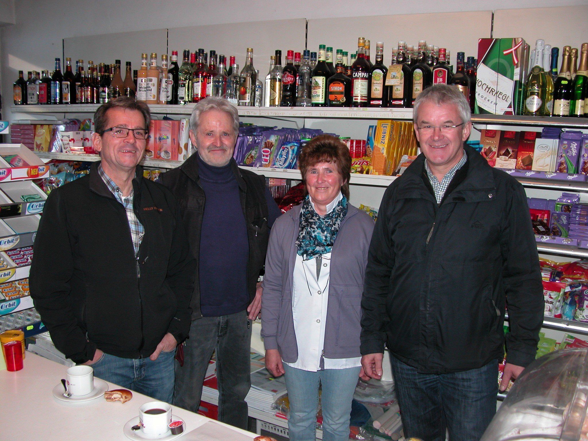 Letzter Kaffee: Bgm. Arnold Hirschbühl, Gertrud Egger, Raimund Berkmann und Vizebgm. Rainer Sutter. Letzter Kaffee: Bgm. Arnold Hirschbühl, Gertrud Egger, Raimund Berkmann und Vizebgm. Rainer Sutter.