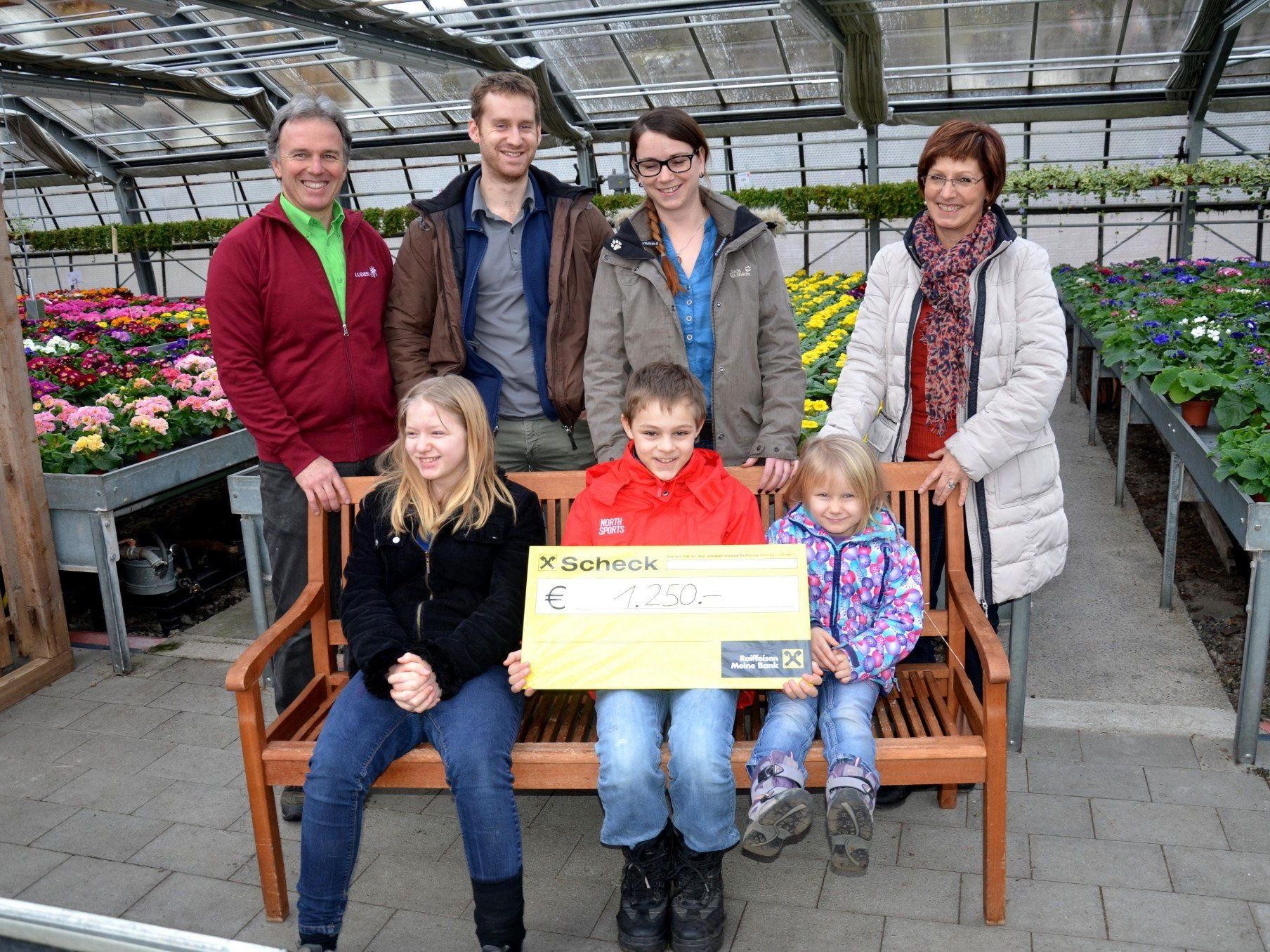 Stefan Ludescher (li) und Roswitha Fritz (re) übergaben den Spendenscheck an Gregor Fritz und Martina Ender sowie drei Kinder vom Jupident Dornbirn. Stefan Ludescher (li) und Roswitha Fritz (re) übergaben den Spendenscheck an Gregor Fritz und Martina Ender sowie drei Kinder vom Jupident Dornbirn.