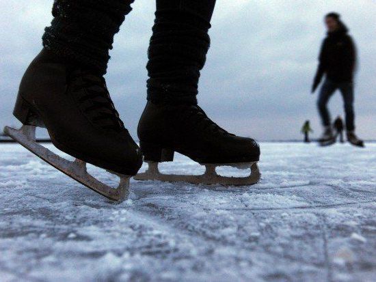 Eislaufen auf Naturgewässern kann gefährlich sein