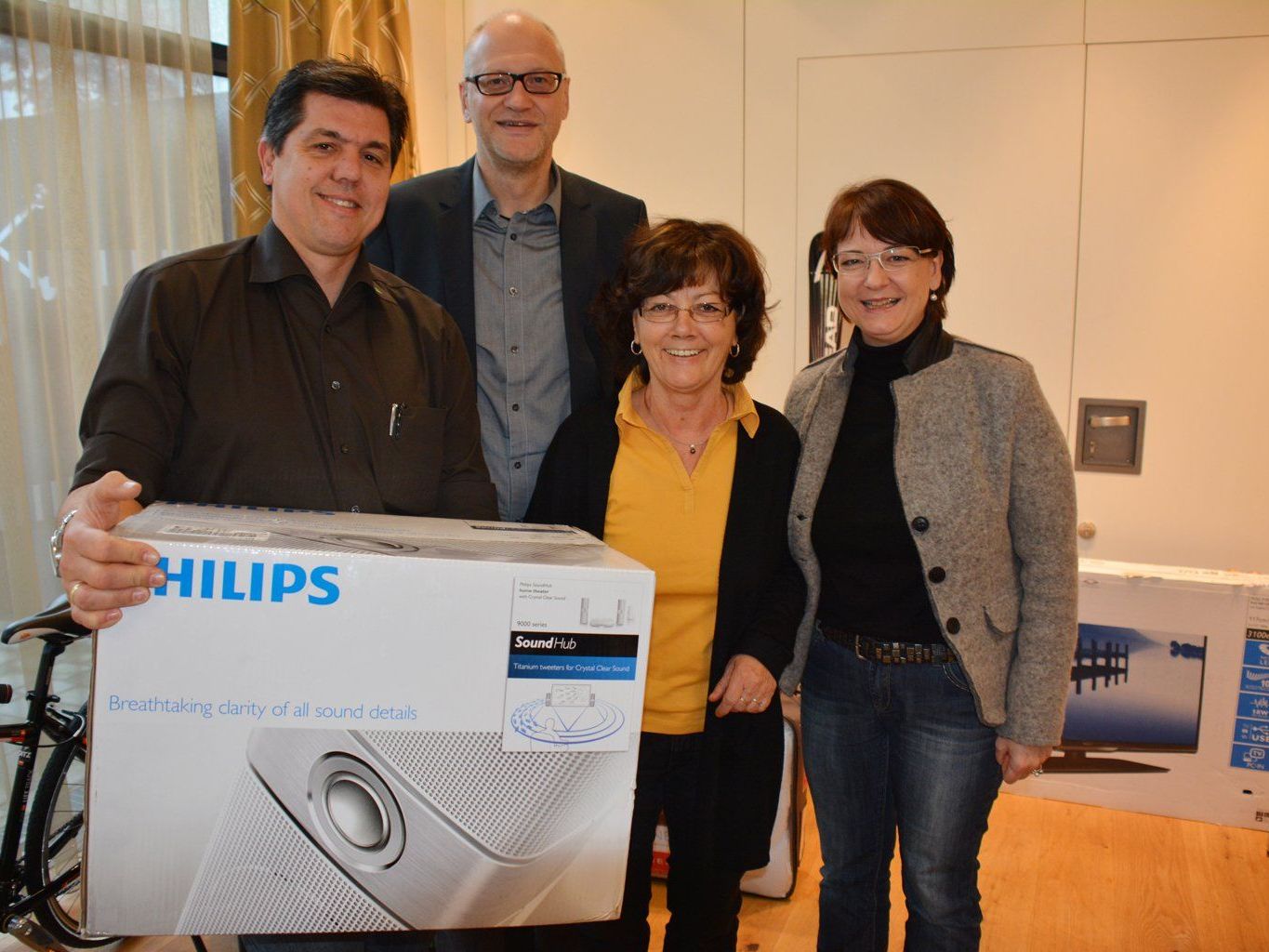 Günther Kolb überreicht Maria Schwarz ihren Preis, Markus Dietrich und Helene Spieler (re) gratulieren. Günther Kolb überreicht Maria Schwarz ihren Preis, Markus Dietrich und Helene Spieler (re) gratulieren.