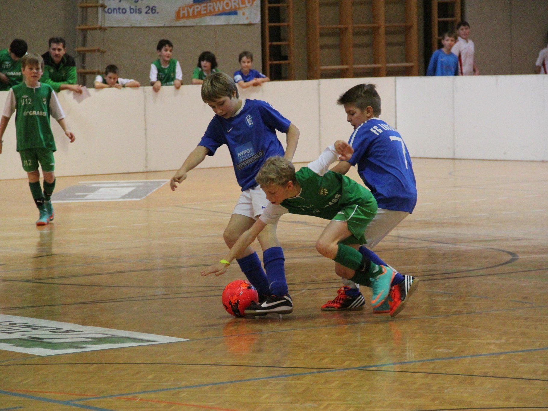 Kommendes Wochenende dominiert in Lustenau wieder der Nachwuchshallenfußball. Kommendes Wochenende dominiert in Lustenau wieder der Nachwuchshallenfußball.