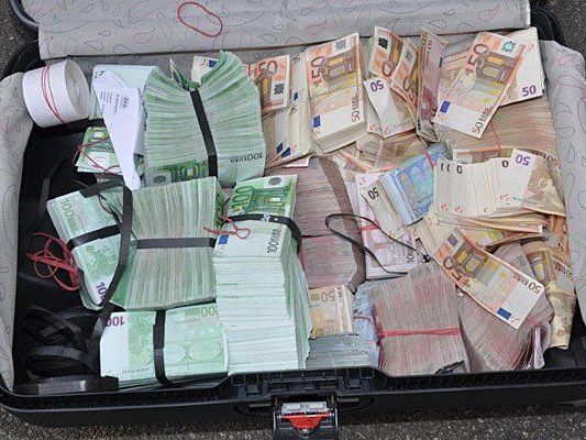 Diesen Koffer mit Geld fand man bei den mutmaßlichen Tätern Diesen Koffer mit Geld fand man bei den mutmaßlichen Tätern
