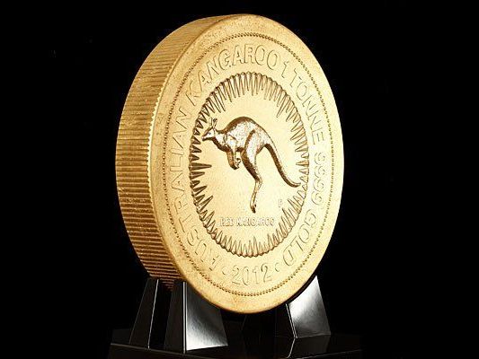 Die größte Goldmünze der Welt mit Beuteltier auf der einen und Queen Elizabeth auf der anderen Seite Die größte Goldmünze der Welt mit Beuteltier auf der einen und Queen Elizabeth auf der anderen Seite