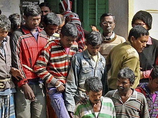 13 Männer flüchteten nach der Gruppenvergewaltigung in Indien. 13 Männer flüchteten nach der Gruppenvergewaltigung in Indien.