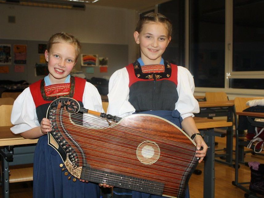 Musiker unterschiedlichsten Alters üben sich beim Zither- und Hackbretttag im Zusammenspiel. Musiker unterschiedlichsten Alters üben sich beim Zither- und Hackbretttag im Zusammenspiel.
