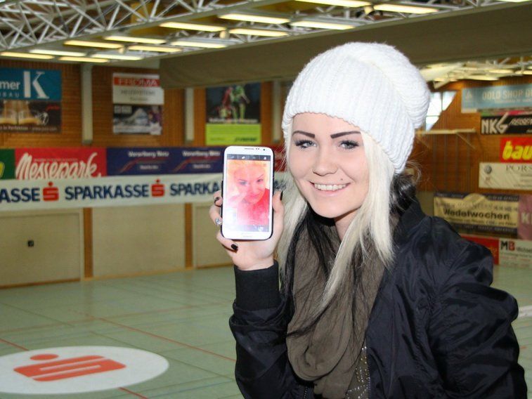 Natürlich war eine der größten Lauterach-Fans, Chiara Vonbank schon zwei Stunden vor dem Spielbeginn mit einem Ticket in der Halle. Natürlich war eine der größten Lauterach-Fans, Chiara Vonbank schon zwei Stunden vor dem Spielbeginn mit einem Ticket in der Halle.