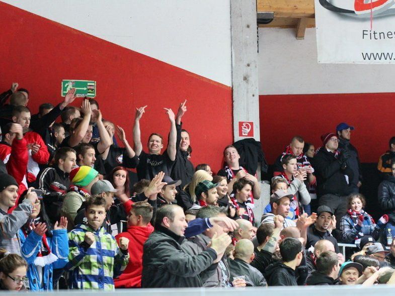 Symbolbild: Nach dem Derbyklassiker EHC gegen VEU kam es vor der Rheinhalle zu Handgreiflichkeiten mit drei Verletzten. Symbolbild: Nach dem Derbyklassiker EHC gegen VEU kam es vor der Rheinhalle zu Handgreiflichkeiten mit drei Verletzten.