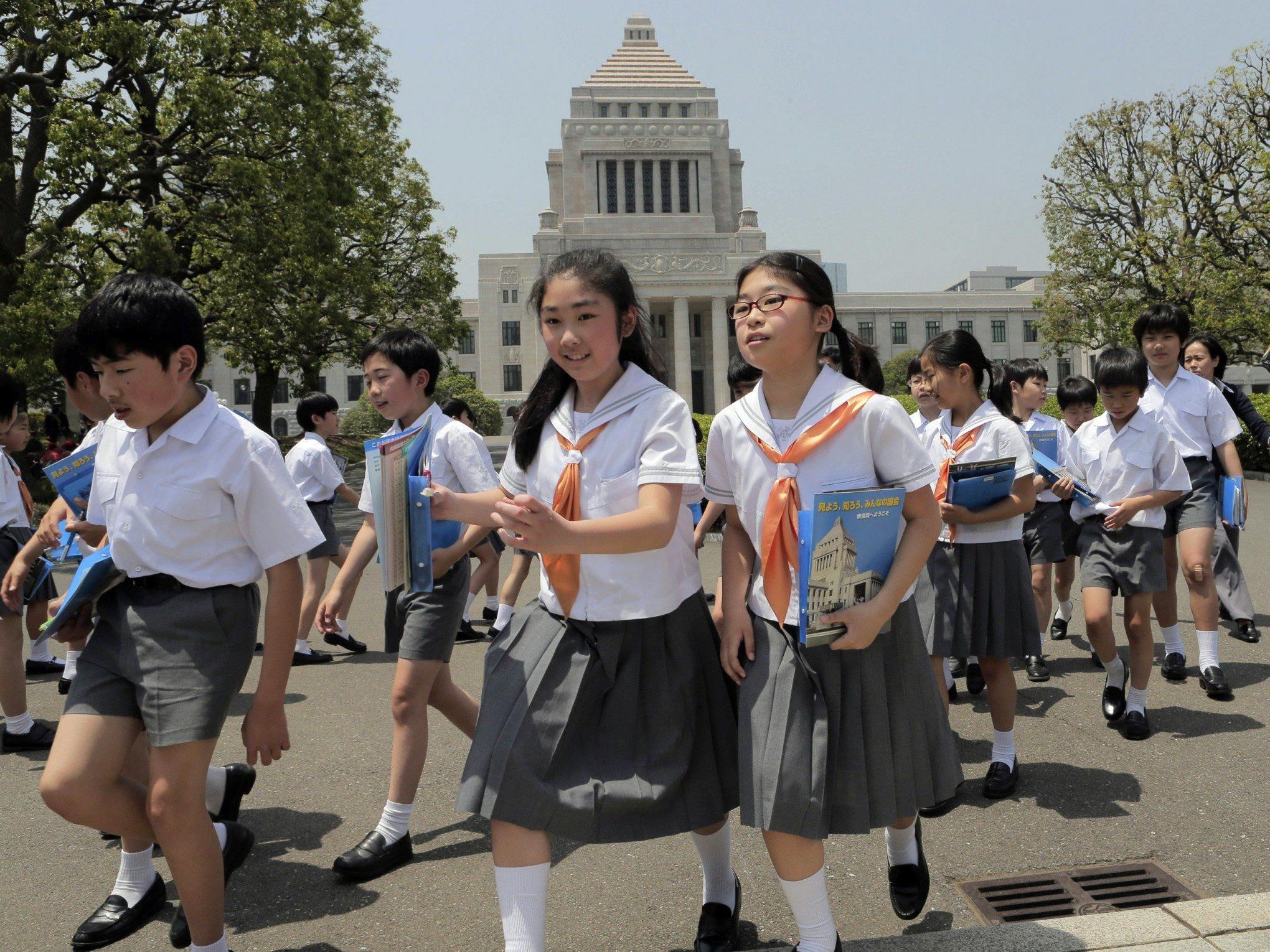 In Japan erlitten mehr als 900 Schüler eine Lebensmittelvergiftung.