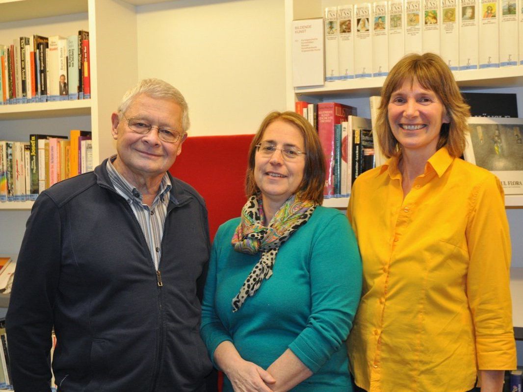 Alfred Entner, Astrid Keutschegger-Specht und Christina Sonderegger haben eine erfolgreiche Ausbildung für ehrenamtliche und nebenberufliche Bibliothekare hinbter sich. Alfred Entner, Astrid Keutschegger-Specht und Christina Sonderegger haben eine erfolgreiche Ausbildung für ehrenamtliche und nebenberufliche Bibliothekare hinbter sich.