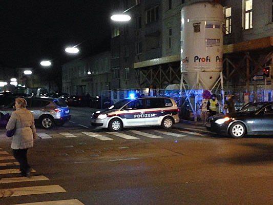 Ein VIENNA.AT-Leserreporter war vor Ort und sah die Straßensperre an der Arndtstraße Ecke Längenfeldgasse sowie den kreisenden Polizeihubschrauber
