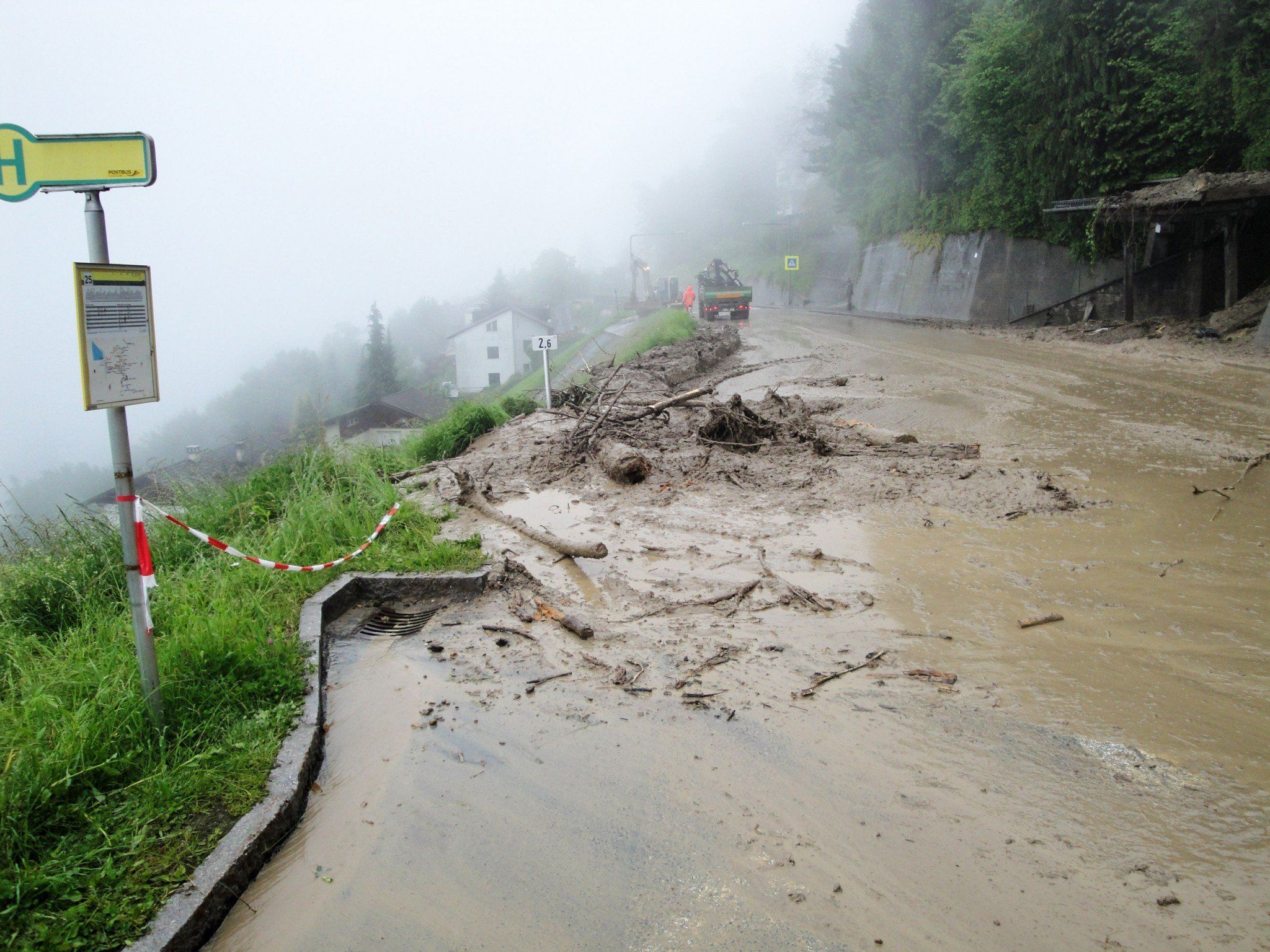 Auch an der Langener Straße richteten die Unwetter im Frühjahr 2013 Schäden an. Auch an der Langener Straße richteten die Unwetter im Frühjahr 2013 Schäden an.