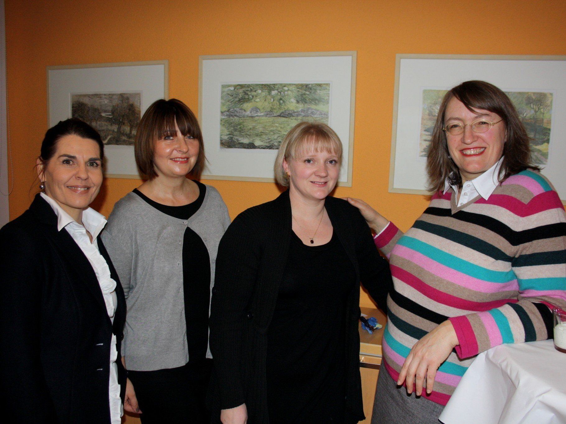 Die neue Ärztin Dr. Sylvia Stuckenberg (rechts) und ihr Team mit Manuela Wackerle, Angelika Stefani und Yvonne Natter. Die neue Ärztin Dr. Sylvia Stuckenberg (rechts) und ihr Team mit Manuela Wackerle, Angelika Stefani und Yvonne Natter.