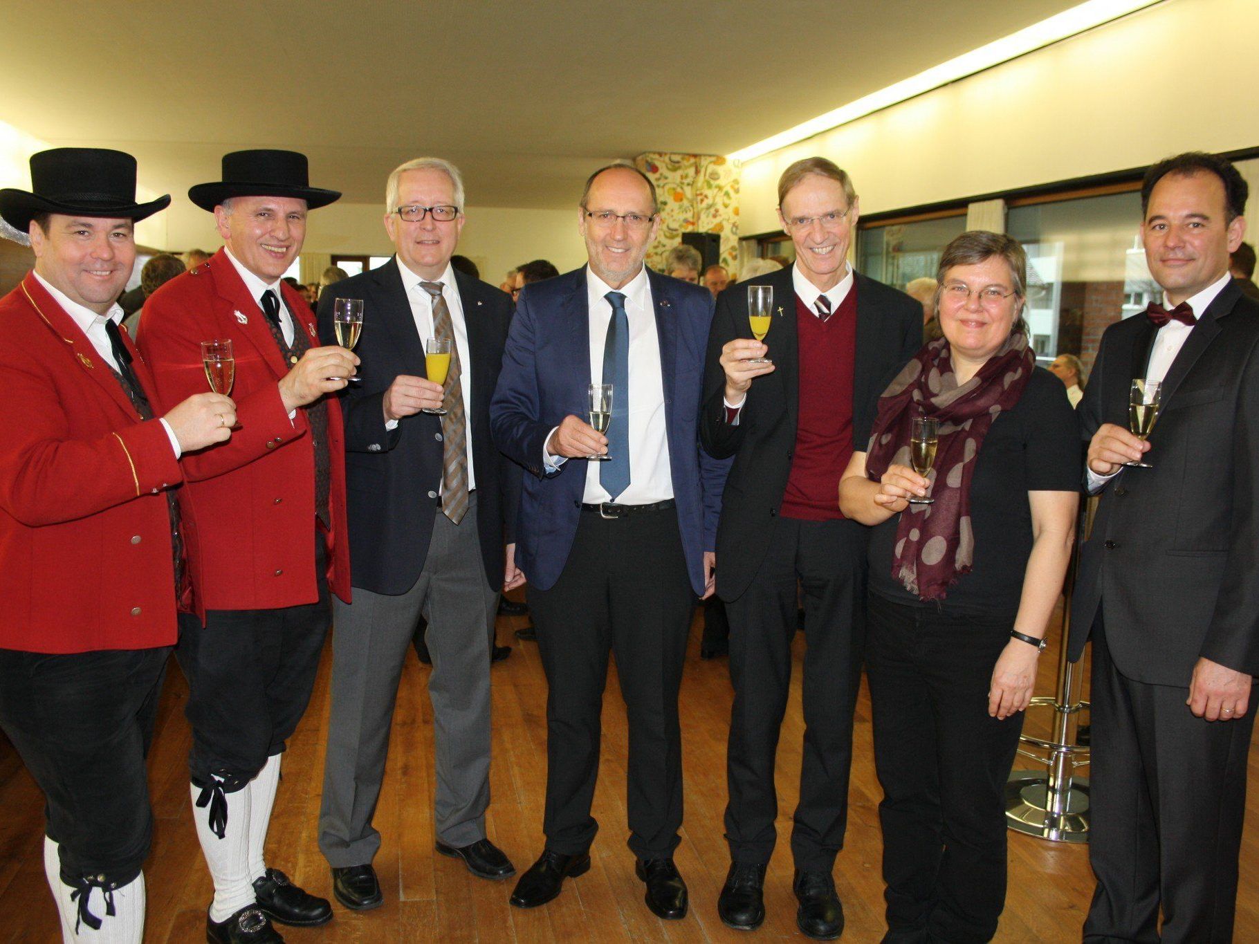 Achim Langegg und Wolfram Baldauf (MV Lochau), Vizebürgermeister Michael Simma, Bürgermeister Xaver Sinz, Pfarrer Gerhard Mähr sowie Brigitte Dünser und Wolfgang Sandrisser (Gesangverein). Achim Langegg und Wolfram Baldauf (MV Lochau), Vizebürgermeister Michael Simma, Bürgermeister Xaver Sinz, Pfarrer Gerhard Mähr sowie Brigitte Dünser und Wolfgang Sandrisser (Gesangverein).