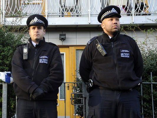 Polizisten in London sollen künftig mit Videokameras ausgestattet sein. Polizisten in London sollen künftig mit Videokameras ausgestattet sein.