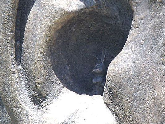 Bildhauer arbeiteten einen Hasen im Ohr der Mandela-Statue ein. Bildhauer arbeiteten einen Hasen im Ohr der Mandela-Statue ein.