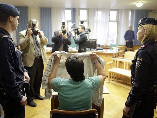 Beim Prozess in Wien Beim Prozess in Wien