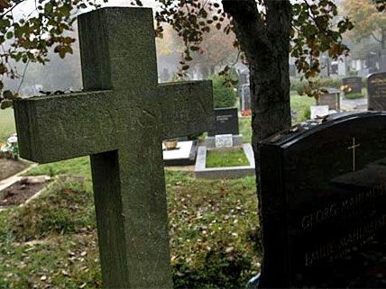 Am Zentralfriedhof musste die Leiche eines mutmaßlichen Mordopfers exhumiert werden Am Zentralfriedhof musste die Leiche eines mutmaßlichen Mordopfers exhumiert werden