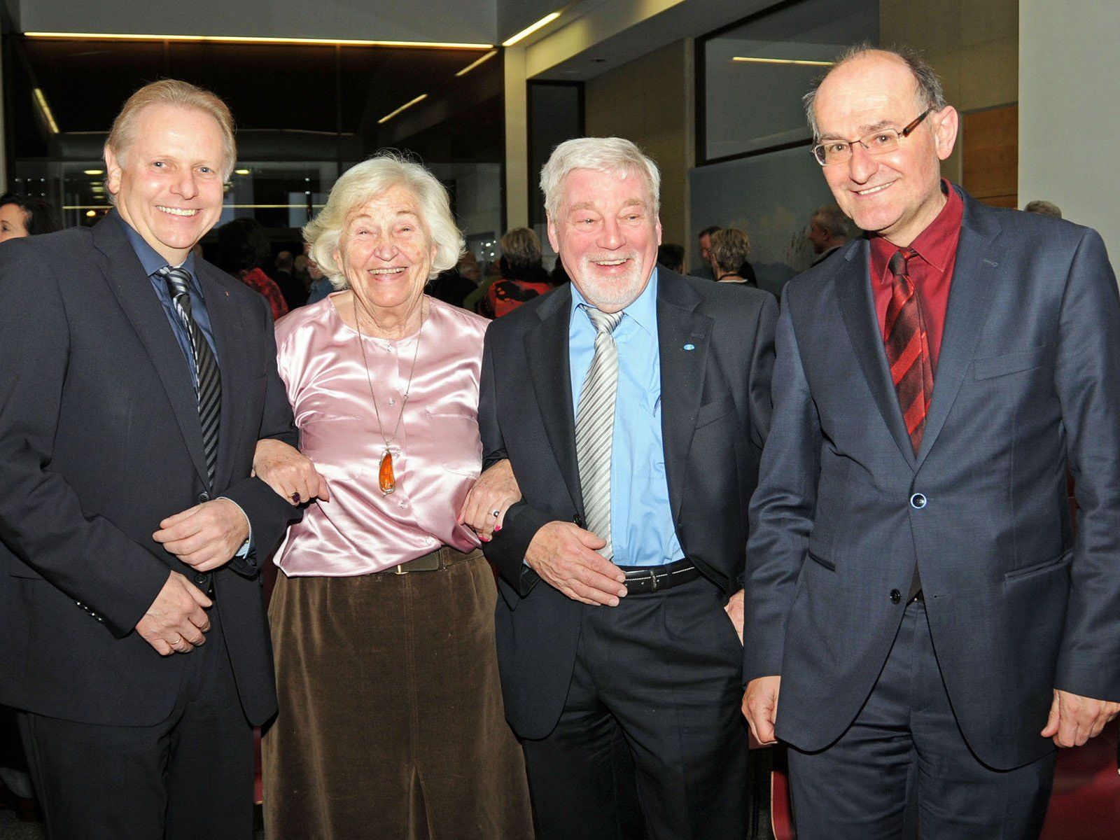Trude Nagel-Hartmann, Bgm. Ernst Blum (links), Sigi Hämmerle und Univ. Doz. Peter Bußjäger Trude Nagel-Hartmann, Bgm. Ernst Blum (links), Sigi Hämmerle und Univ. Doz. Peter Bußjäger