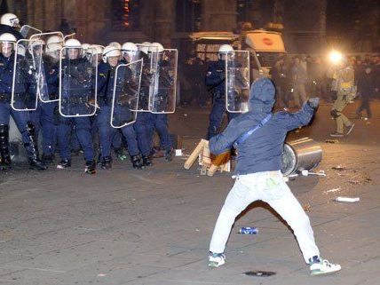 Bei den Demos gegen den Akademikerball ist es zu Ausschreitungen gekommen. Bei den Demos gegen den Akademikerball ist es zu Ausschreitungen gekommen.