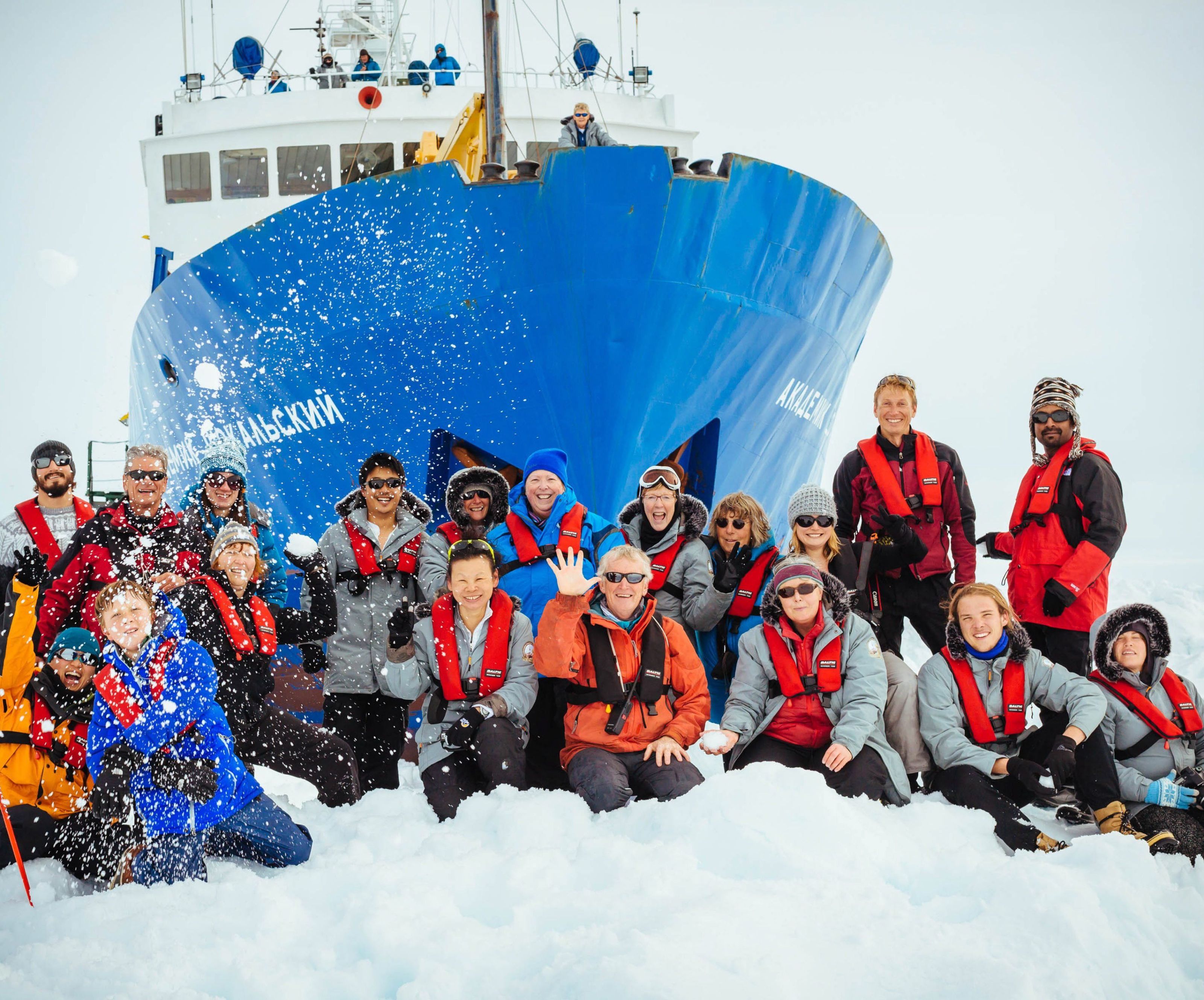 74 Menschen saßen seit dem ersten Weihnachtstag an Bord des Forschungsschiffs “MV Akademik Shokalskiy” im Polareis fest. 74 Menschen saßen seit dem ersten Weihnachtstag an Bord des Forschungsschiffs “MV Akademik Shokalskiy” im Polareis fest.