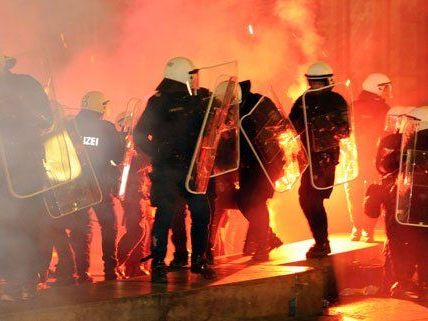 Bei Demos gegen den Akademikerball ist es zu Ausschreitungen gekommen. Bei Demos gegen den Akademikerball ist es zu Ausschreitungen gekommen.