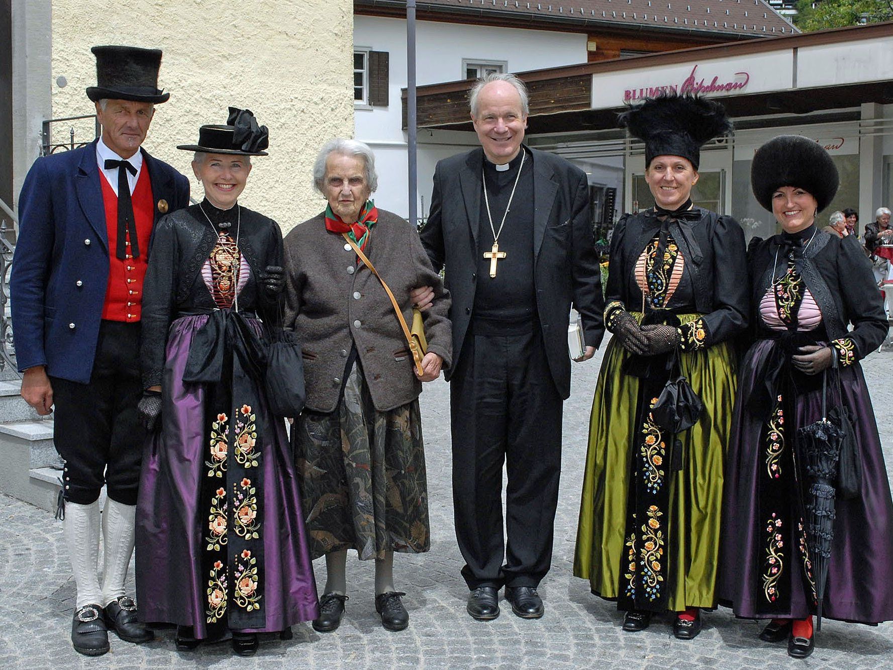 Kardinal Schönborn mit Mutter Eleonore und Montafoner Trachtenträgern und -trägerinnen 2013 in Schruns Kardinal Schönborn mit Mutter Eleonore und Montafoner Trachtenträgern und -trägerinnen 2013 in Schruns